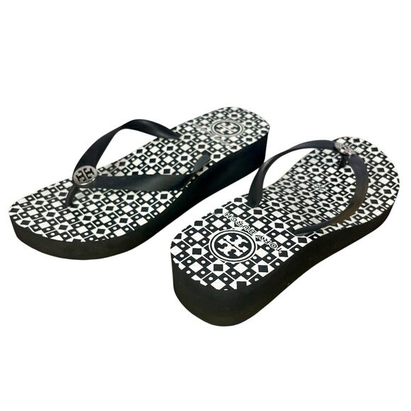 Tory Burch Wedge Platform Flip Flops Sz 8 Sandals Black White Geometric Resort - Picture 1 of 12